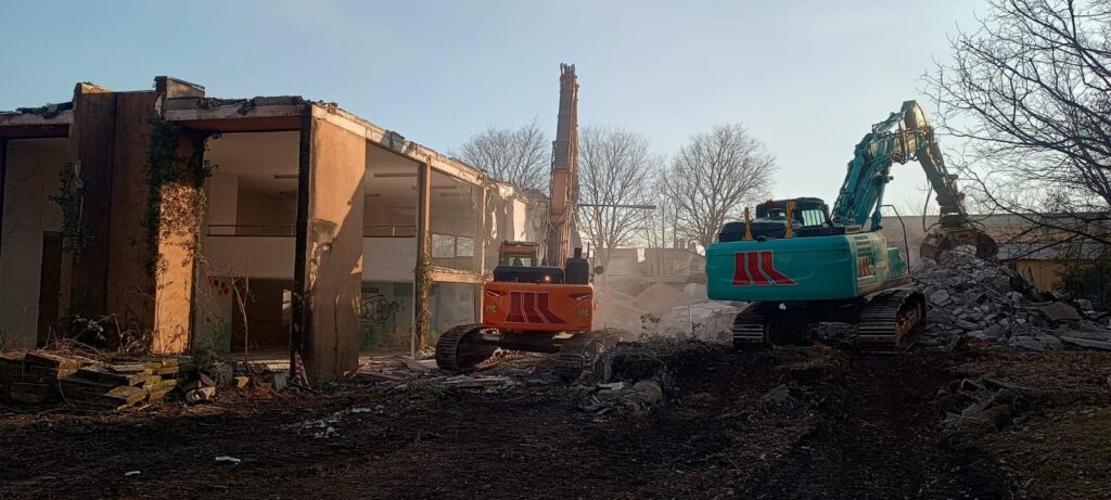 EX SCUOLA MEDIA DI CLUSANE: INIZIATA LA DEMOLIZIONE EX SCUOLA MEDIA DI CLUSANE: INIZIATA LA DEMOLIZIONE